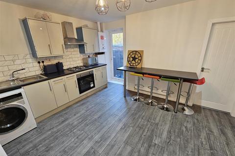 4 bedroom terraced house to rent, Tonge Moor Road, Bolton BL2 2JU