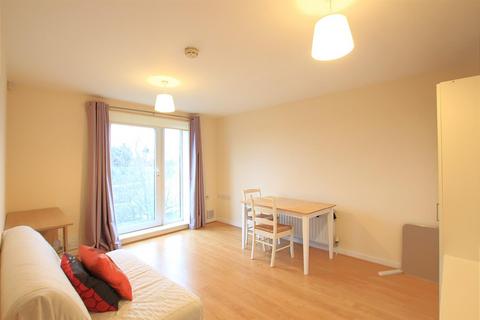 2 bedroom apartment to rent, Heath Road, Hounslow TW3