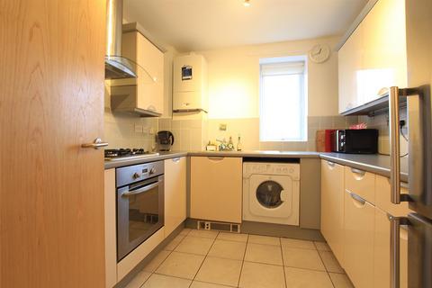 2 bedroom apartment to rent, Heath Road, Hounslow TW3