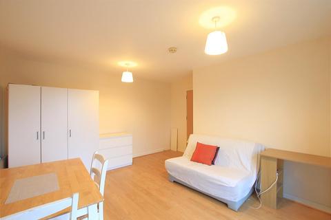 2 bedroom apartment to rent, Heath Road, Hounslow TW3