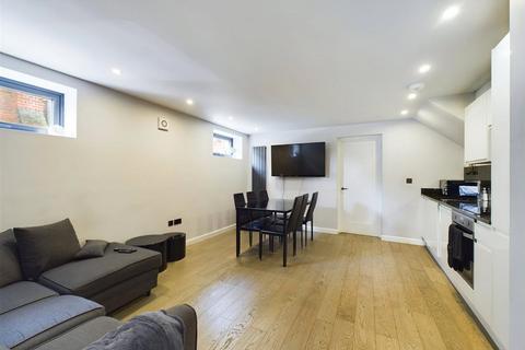 2 bedroom apartment to rent, The Green, Twickenham