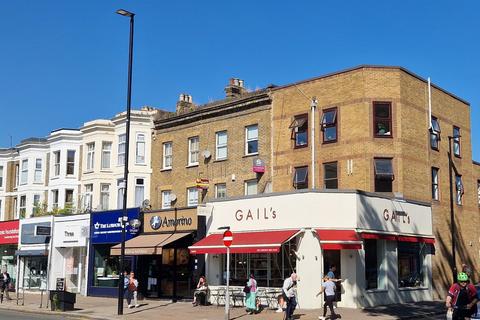 Studio to rent, Chiswick High Road, London, W4 1PA