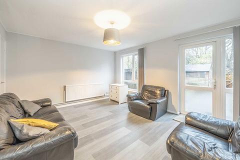 4 bedroom flat to rent, Wynter Street, London SW11