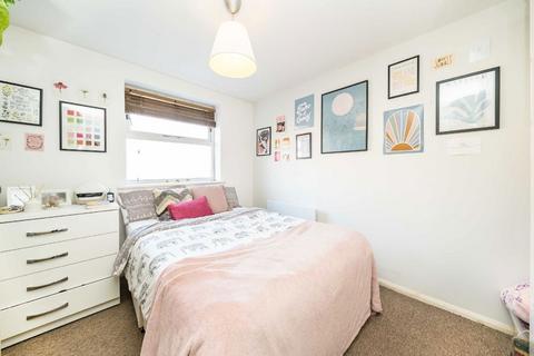 2 bedroom flat for sale, Macmillan Way, London SW17