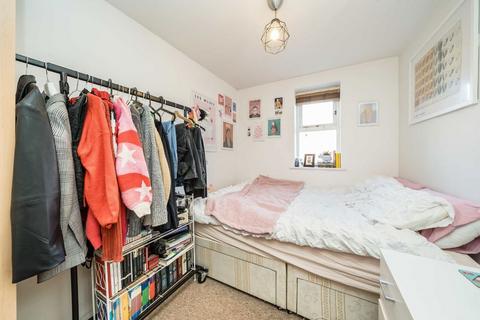 2 bedroom flat for sale, Macmillan Way, London SW17