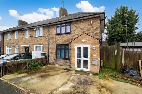 4 bedroom end of terrace house to rent, Hartland Road, Morden