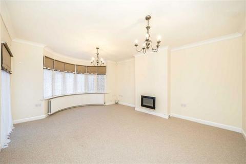 3 bedroom bungalow to rent, East Rochester Way, Sidcup DA15