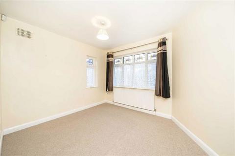 3 bedroom bungalow to rent, East Rochester Way, Sidcup DA15