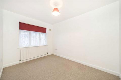 3 bedroom bungalow to rent, East Rochester Way, Sidcup DA15