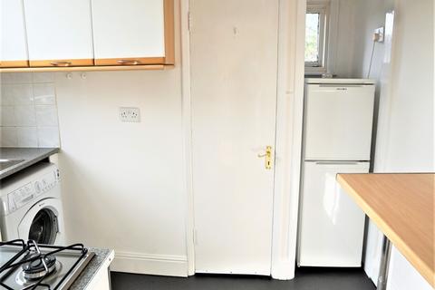 3 bedroom flat to rent, Robinson Road, London