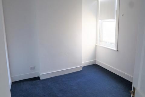 3 bedroom flat to rent, Robinson Road, London