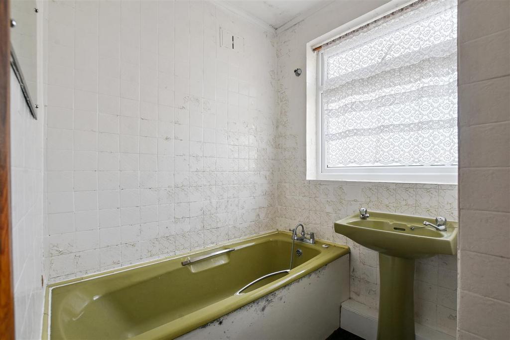 01-3cb2 GCWT - 208 Portland Crescent - Bathroom -Or
