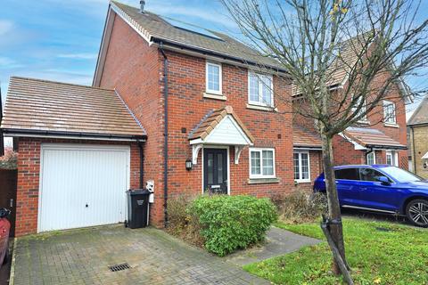 3 bedroom link detached house to rent, Penrith Crescent, Wickford, Essex