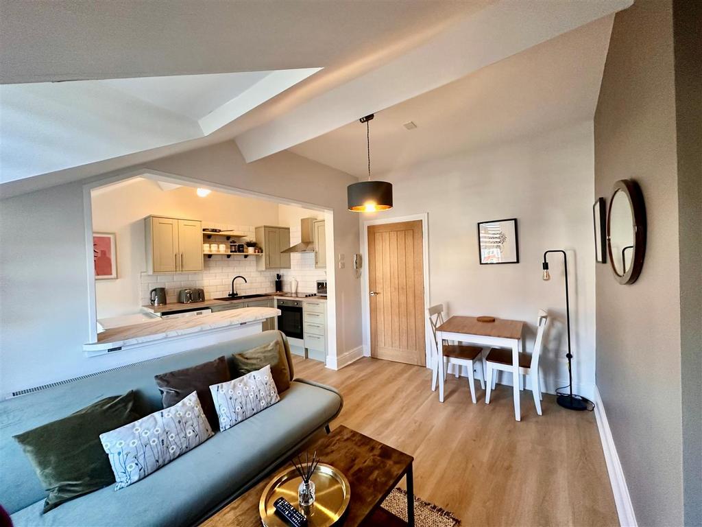 Lounge to kitchen 2.jpg