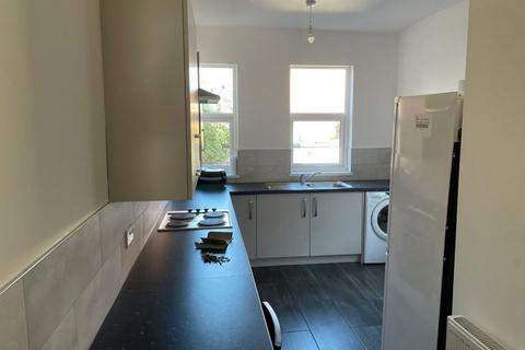 4 bedroom terraced house to rent, College Avenue, Leicester