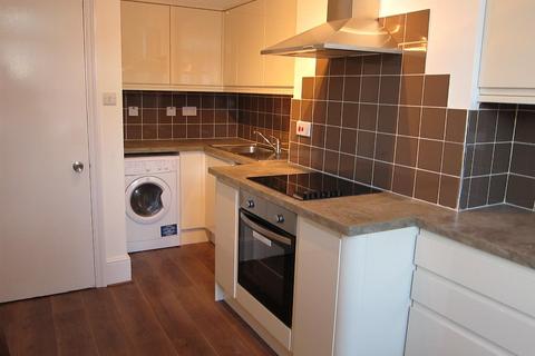 3 bedroom flat to rent, Victoria Street, Egham TW20