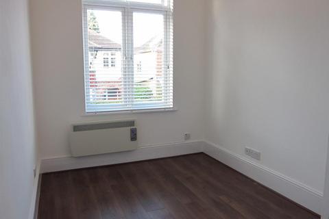 3 bedroom flat to rent, Victoria Street, Egham TW20