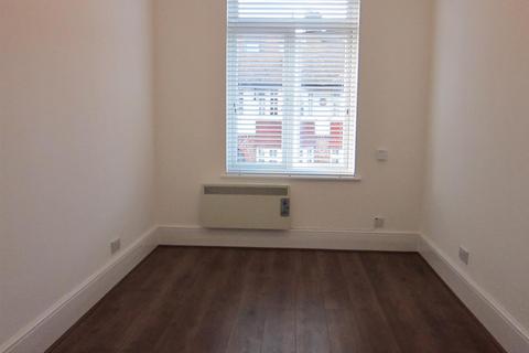 3 bedroom flat to rent, Victoria Street, Egham TW20