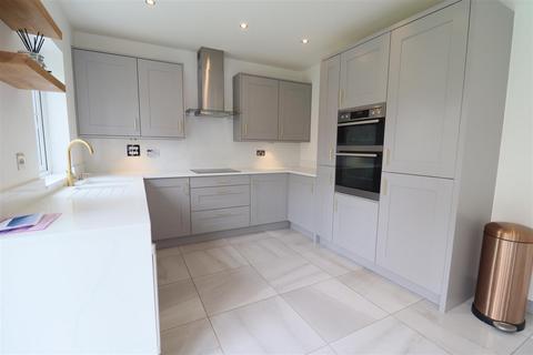 4 bedroom detached house to rent, Holtby Avenue, Cottingham