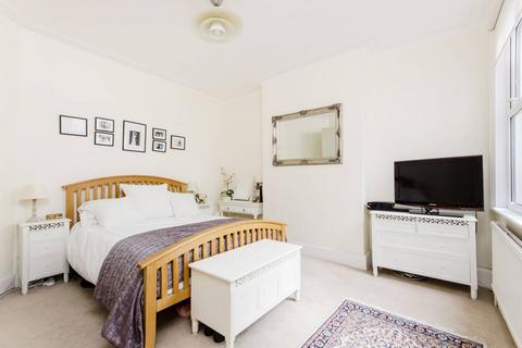 3 bedroom flat to rent, Stanton Road, Raynes Park, London, SW20