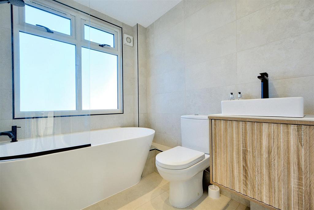 Bathroom 2.jpeg