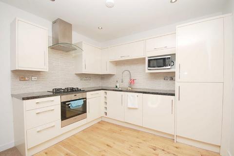 3 bedroom flat to rent, St. Helena Road, London SE16