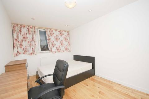 3 bedroom flat to rent, St. Helena Road, London SE16