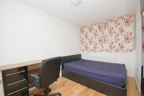 3 bedroom flat to rent, St. Helena Road, London SE16