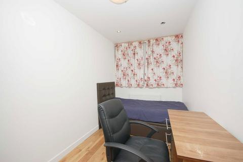 3 bedroom flat to rent, St. Helena Road, London SE16