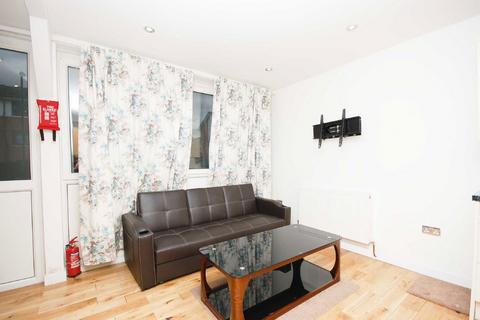 3 bedroom flat to rent, St. Helena Road, London SE16