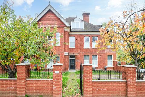 3 bedroom flat for sale, St. Georges Avenue, Weybridge, Surrey, KT13