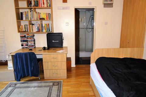 Studio to rent, Midland Road