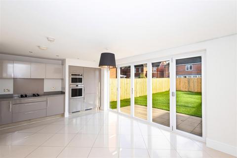 4 bedroom detached house for sale, Leicester Square, Leeds LS15