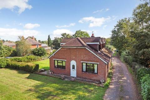 4 bedroom detached bungalow to rent, New Road, Landford SP5