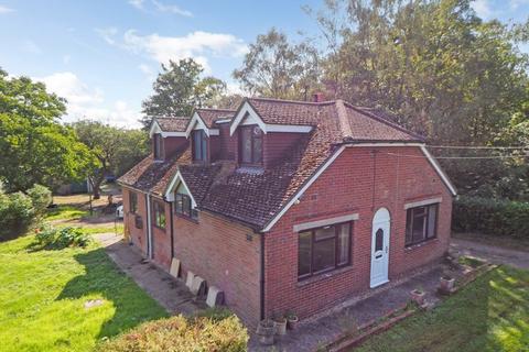 4 bedroom detached bungalow to rent, New Road, Landford SP5