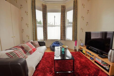 2 bedroom flat to rent, Kensington Terrace