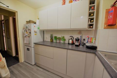 2 bedroom flat to rent, Kensington Terrace