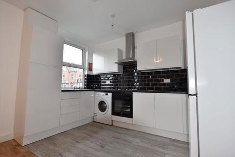 2 bedroom flat to rent, Kelso Road