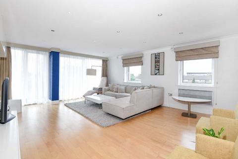 3 bedroom flat to rent, Holland Gardens, Brentford TW8