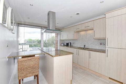 3 bedroom flat to rent, Holland Gardens, Brentford TW8