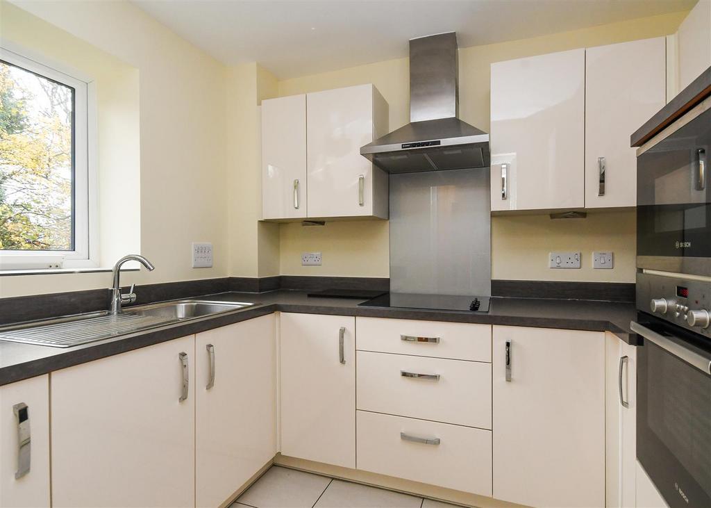52 Thorneycroft - Kitchen.jpg
