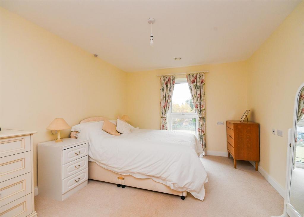 52 Thorneycroft - Bedroom 1.jpg