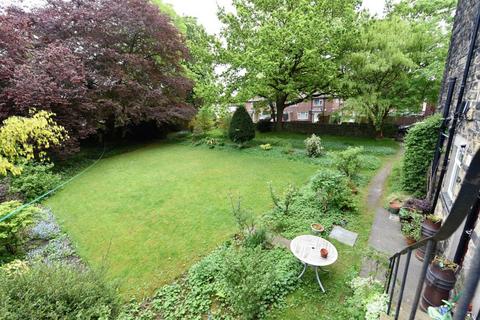 3 bedroom flat to rent, 158 Otley Road Flat 1