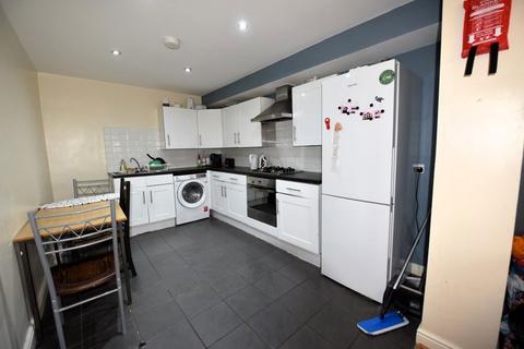 3 bedroom flat to rent, St Annes Road