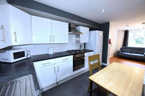 3 bedroom flat to rent, St Annes Road