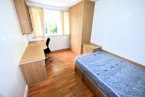 3 bedroom flat to rent, St Annes Road