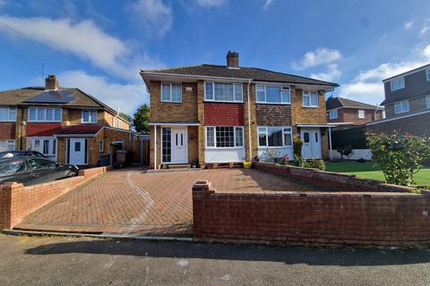 3 bedroom semi-detached house to rent, Kynance Close, Luton, Bedfordshire