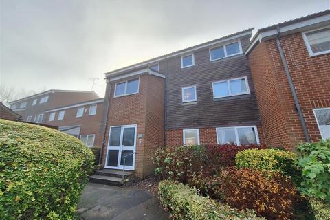 1 bedroom flat to rent, Crendon Court