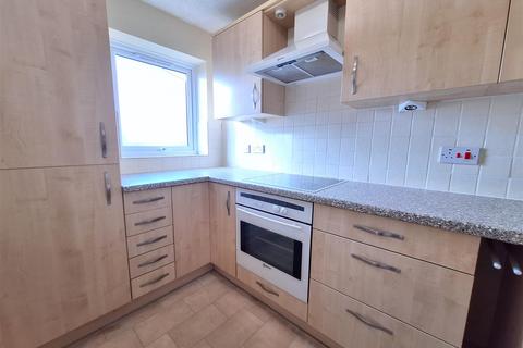 1 bedroom flat to rent, Crendon Court