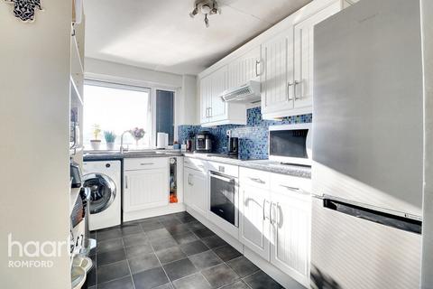 2 bedroom apartment for sale, Winston Close, Romford, RM7 8LL